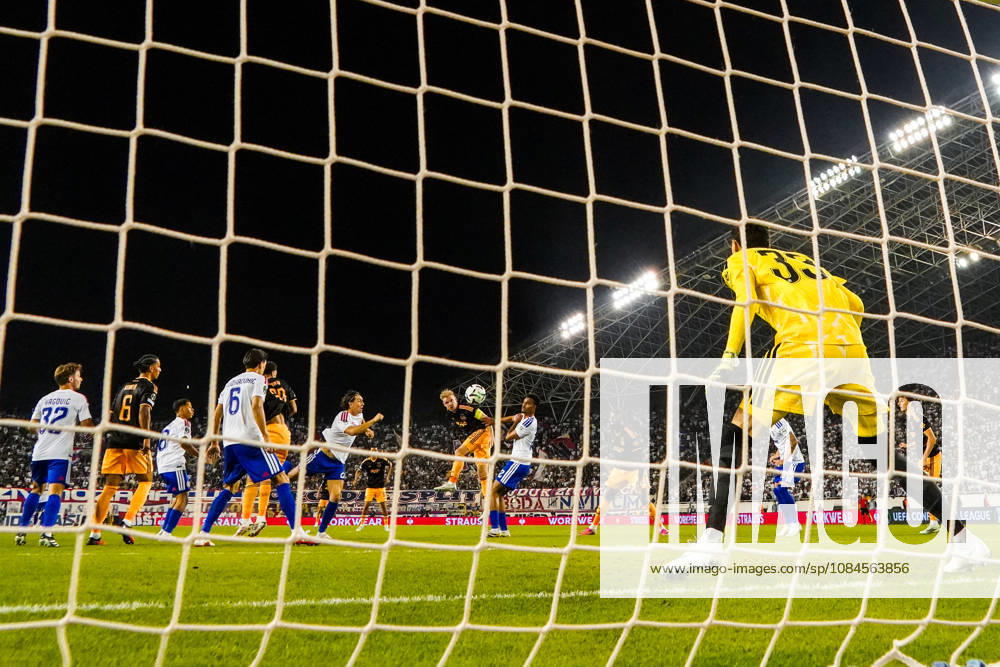 Fussball: Kroatien: UEFA Conference League 2026 2027 - 1. Runde, 15.10.2026 - HNK Hajduk Split vs. AFC Ajax Amsterdam - Stadion Poljud (Split, Kroatien); Zweikampf im Strafraum
