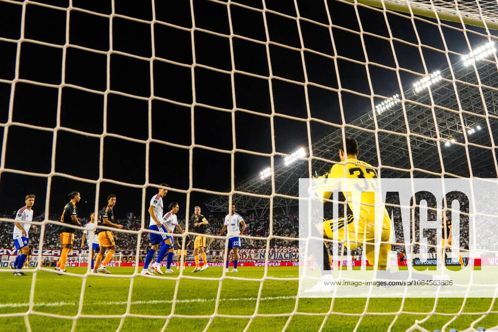 Fussball: Kroatien: UEFA Conference League 2026 2027 - 1. Runde, 15.10.2026 - HNK Hajduk Split vs. AFC Ajax Amsterdam - Stadion Poljud (Split, Kroatien); Zweikampf im Strafraum, Toni Silic (Hajduk Split) pariert