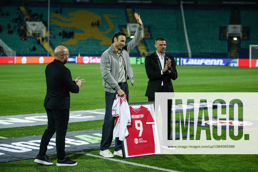 SOCCER - UEFA Conference League - CSKA vs. AS Monaco Photo by IPA ABACAPRESS.COM89724069 - Dimitar Berbatov, a former player for Monaco and CSKA, receives team jerseys before the UEFA Conference League match between PFC CSKA and AS Monaco at Vasil Levski National Stadium in Sofia, Bulgaria, on October 15, 2026 Sofia Bulgaria
