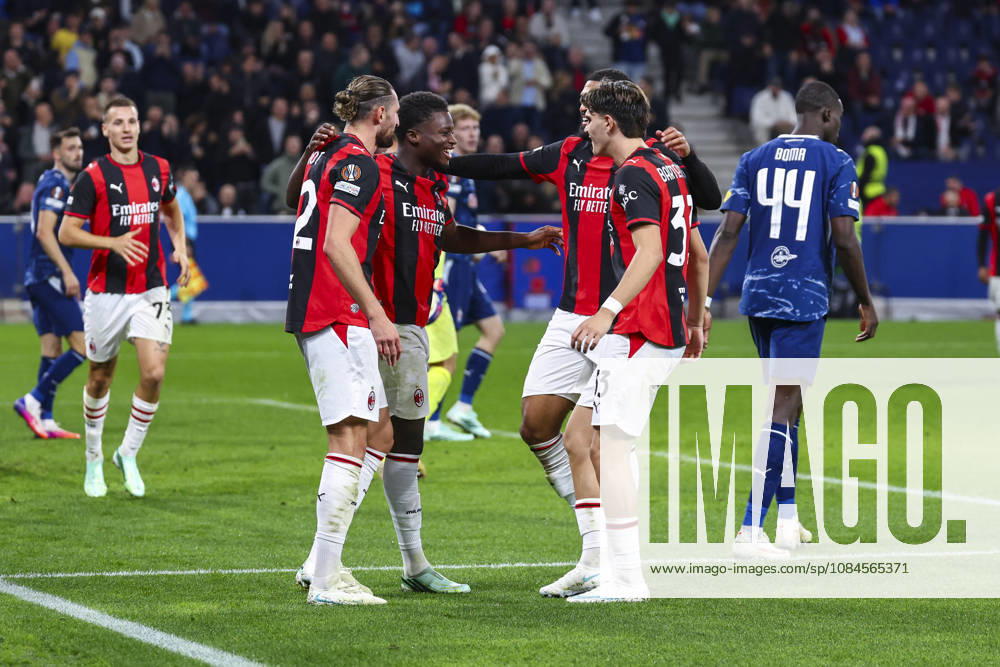 SOCCER - UEFA EL, RBS vs Milan SALZBURG,AUSTRIA,15.OCT.26 - SOCCER - UEFA Europa League, Red Bull Salzburg vs AC Milan. Image shows the rejoicing of scorer Alphadjo Cisse (Milan) with his teammates. GEPAxpictures Geieregger