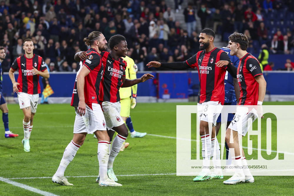 SOCCER - UEFA EL, RBS vs Milan SALZBURG,AUSTRIA,15.OCT.26 - SOCCER - UEFA Europa League, Red Bull Salzburg vs AC Milan. Image shows the rejoicing of scorer Alphadjo Cisse (Milan) with his teammates. GEPAxpictures Geieregger