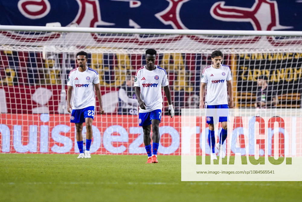Fussball: Kroatien: UEFA Conference League 2026 2027 - 1. Runde, 15.10.2026 - HNK Hajduk Split vs. AFC Ajax Amsterdam - Stadion Poljud (Split, Kroatien); Hajduk Spieler schauen enttäuscht nach dem Tor zum 1-1 von Ajax