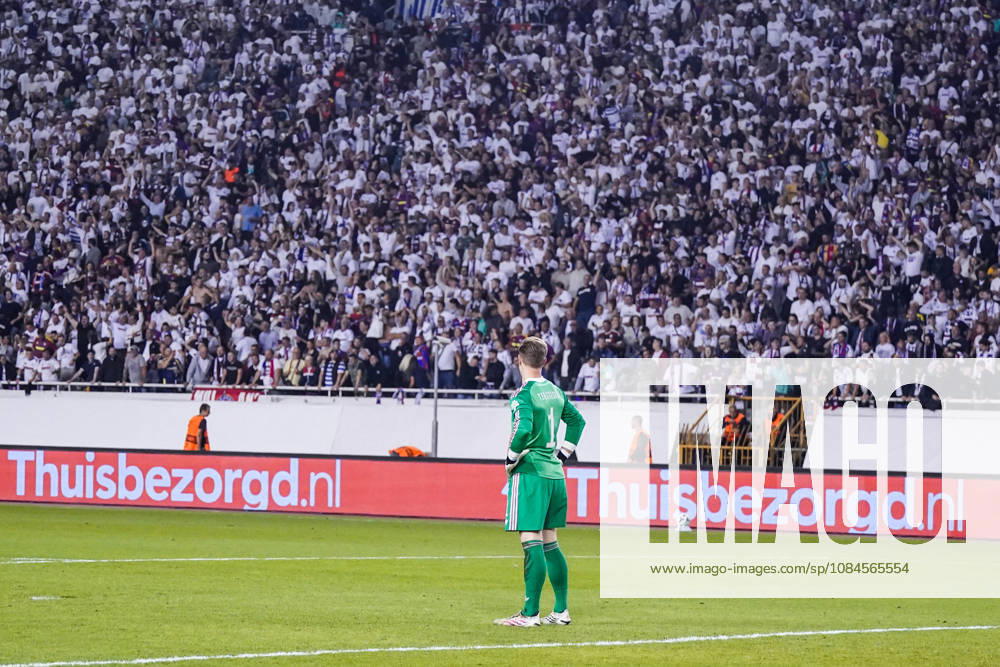Fussball: Kroatien: UEFA Conference League 2026 2027 - 1. Runde, 15.10.2026 - HNK Hajduk Split vs. AFC Ajax Amsterdam - Stadion Poljud (Split, Kroatien); Marc-Andre ter Stegen (AFC Ajax) schaut enttäuscht nach dem Treffer von Marin Soticek (Hajduk Split), nicht im Bild, zum 2-1