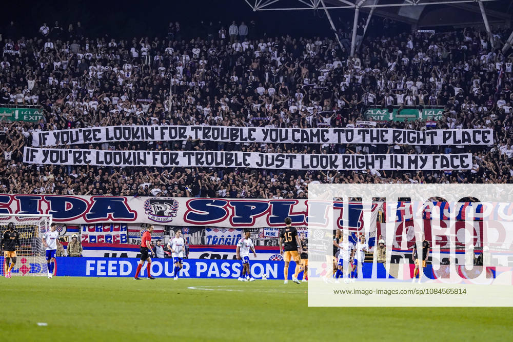 Fussball: Kroatien: UEFA Conference League 2026 2027 - 1. Runde, 15.10.2026 - HNK Hajduk Split vs. AFC Ajax Amsterdam - Stadion Poljud (Split, Kroatien); Torcida Split Fans mit einem Banner
