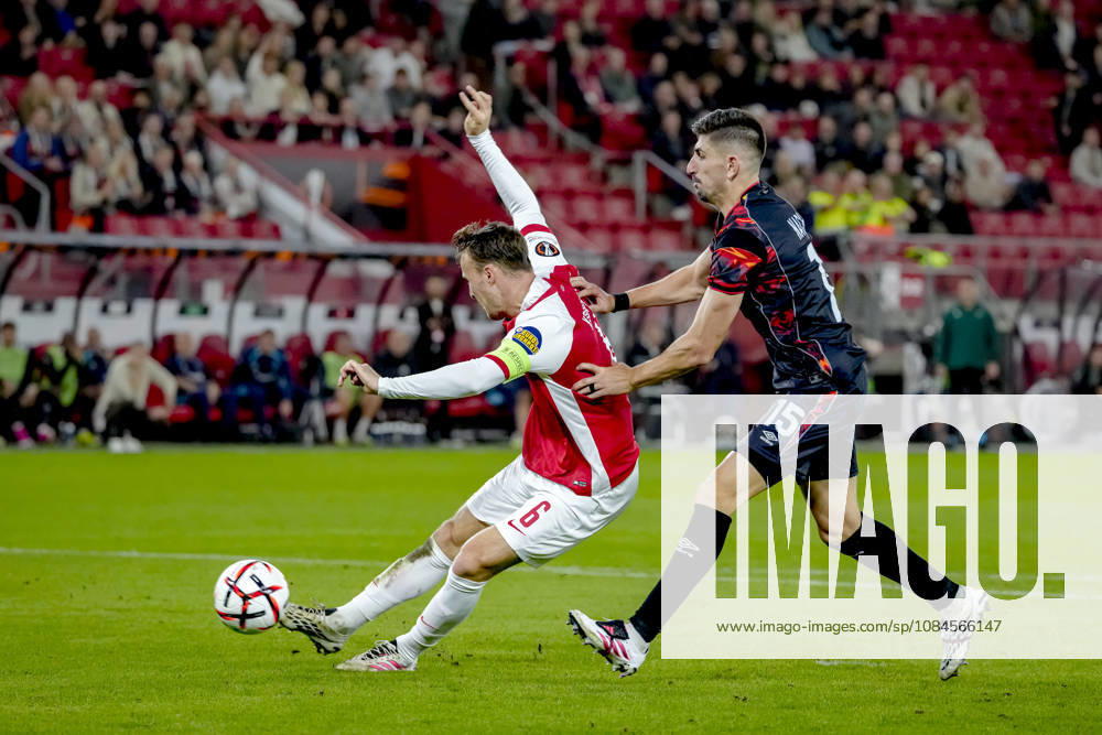 ALKMAAR - AZ Alkmaar midfielder Peer Koopmeiners scores to make it 1-0 during the UEFA Europa League match between AZ and Hapoel Beer-Sheva at AFAS stadion on 15 October 2026 in Alkmaar, Nederland. ED VAN DE POL EYE4IMAGES DeFodi Images -