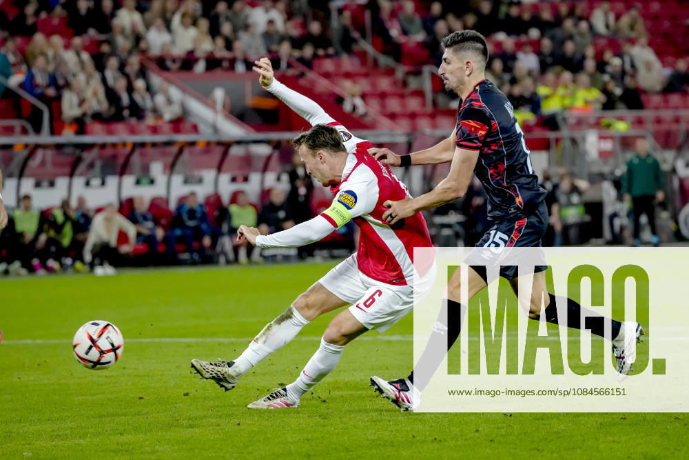 ALKMAAR - AZ Alkmaar midfielder Peer Koopmeiners scores the opening goal to make it 1-0 during the UEFA Europa League match between AZ and Hapoel Beer-Sheva at AFAS stadion on 15 October 2026 in Alkmaar, Nederland. ED VAN DE POL EYE4IMAGES DeFodi Images -