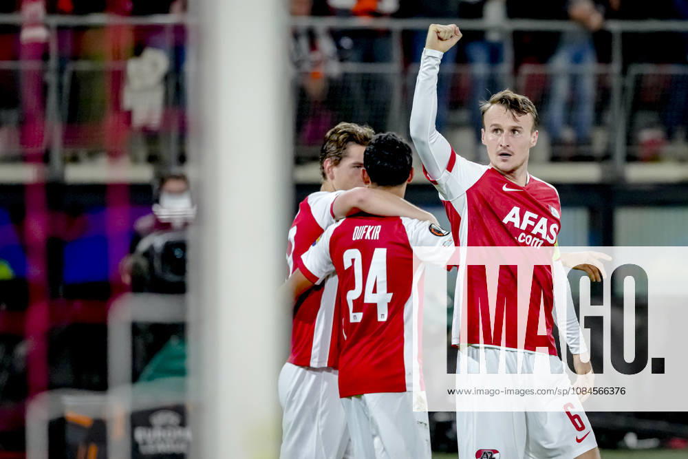 ALKMAAR - AZ Alkmaar midfielder Peer Koopmeiners scores to make it 1-0 during the UEFA Europa League match between AZ and Hapoel Beer-Sheva at AFAS stadion on 15 October 2026 in Alkmaar, Netherlands. ED VAN DE POL EYE4IMAGES DeFodi Images -