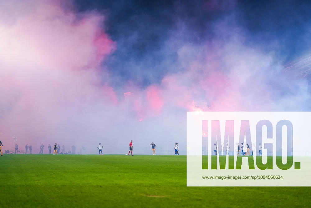 Fussball: Kroatien: UEFA Conference League 2026 2027 - 1. Runde, 15.10.2026 - HNK Hajduk Split vs. AFC Ajax Amsterdam - Stadion Poljud (Split, Kroatien); Spielunterbrechung aufgrund von starken Rauchs, Torcida Split Fans, Ultras werfen Bengalos aufs Spielfeld