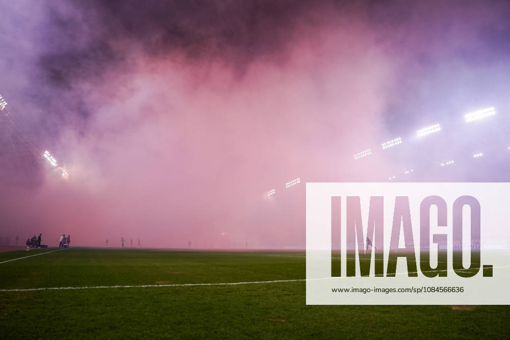 Fussball: Kroatien: UEFA Conference League 2026 2027 - 1. Runde, 15.10.2026 - HNK Hajduk Split vs. AFC Ajax Amsterdam - Stadion Poljud (Split, Kroatien); Spielunterbrechung aufgrund von starken Rauchs, Torcida Split Fans, Ultras werfen Bengalos aufs Spielfeld