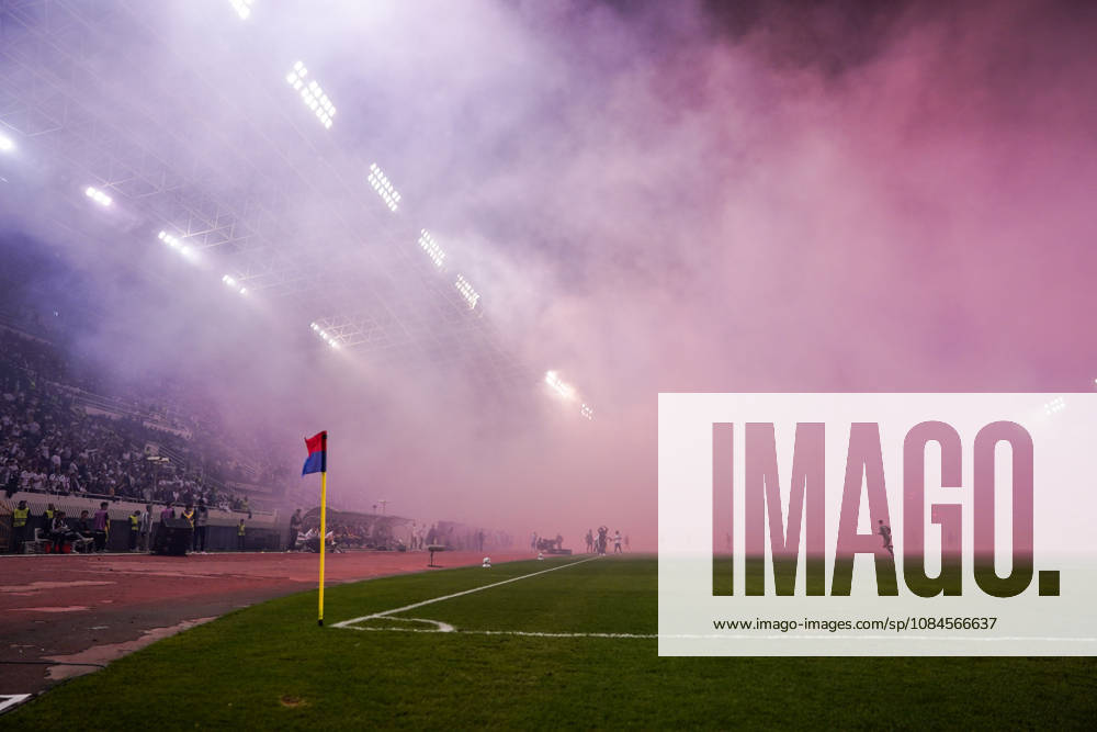 Fussball: Kroatien: UEFA Conference League 2026 2027 - 1. Runde, 15.10.2026 - HNK Hajduk Split vs. AFC Ajax Amsterdam - Stadion Poljud (Split, Kroatien); Spielunterbrechung aufgrund von starken Rauchs, Torcida Split Fans, Ultras werfen Bengalos aufs Spielfeld