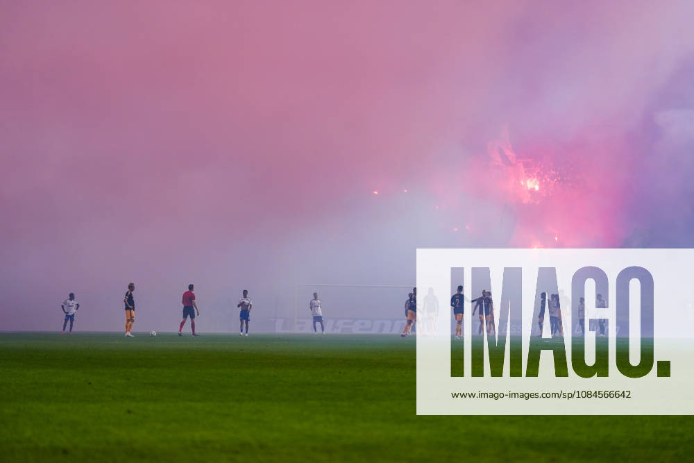 Fussball: Kroatien: UEFA Conference League 2026 2027 - 1. Runde, 15.10.2026 - HNK Hajduk Split vs. AFC Ajax Amsterdam - Stadion Poljud (Split, Kroatien); Spielunterbrechung aufgrund von starken Rauchs, Torcida Split Fans, Ultras werfen Bengalos aufs Spielfeld