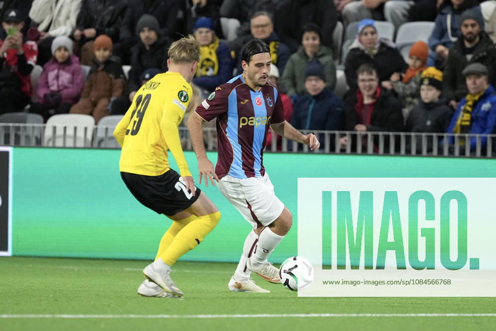 LKS 20261015 Akseli Puukko (L) of KuPS vies with Aral Simsir of Trabzonspor during the football UEFA Conference League League Phase match between KuPS Kuopio and Trabzonspor in Tampere, Finland, on October 15, 2026. - MIKA KYLMÄNIEMI Tampere Finland 6pzBFDxASbo