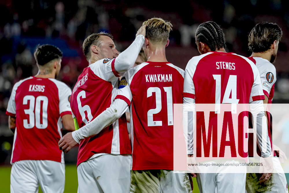 ALKMAAR - AZ Alkmaar midfielder Peer Koopmeiners, AZ Alkmaar midfielder Dave Kwakman during the UEFA Europa League match between AZ and Hapoel Beer-Sheva in AFAS stadion on 15 oktober 2026 in Alkmaar, Nederland. ED VAN DE POL EYE4IMAGES DeFodi Images -