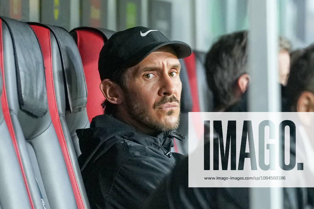 Julian Schuster (SC Freiburg, Trainer) auf der Bank , Deutschland, Fussball, UEFA Conference League, 1. Spieltag, Ligaphase , 2026 2027, SC Freiburg vs. FK Jablonec, 15.10.2026, Europa-Park Stadion, Freiburg Freiburg Europa-Park Stadion Baden-Württemberg Deutschland