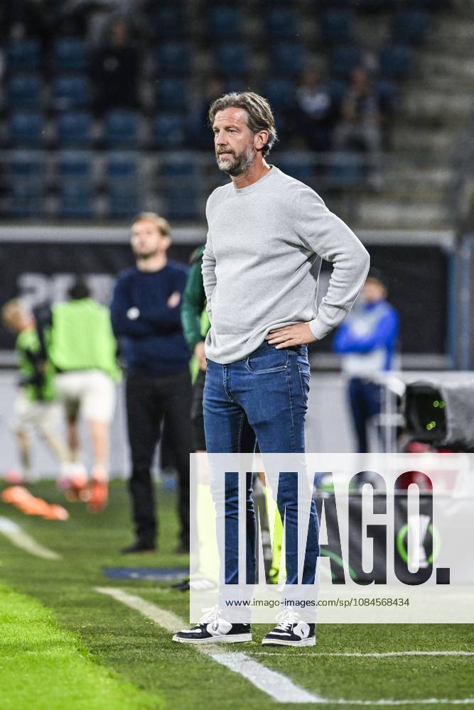 Gent s head coach Rik De Mil pictured during a soccer game between Belgian KAA Gent and Danish Aarhus GF, Thursday 15 October 2026 in Gent, the opening match of the UEFA Conference League league phase. TOMxGOYVAERT x189911888x