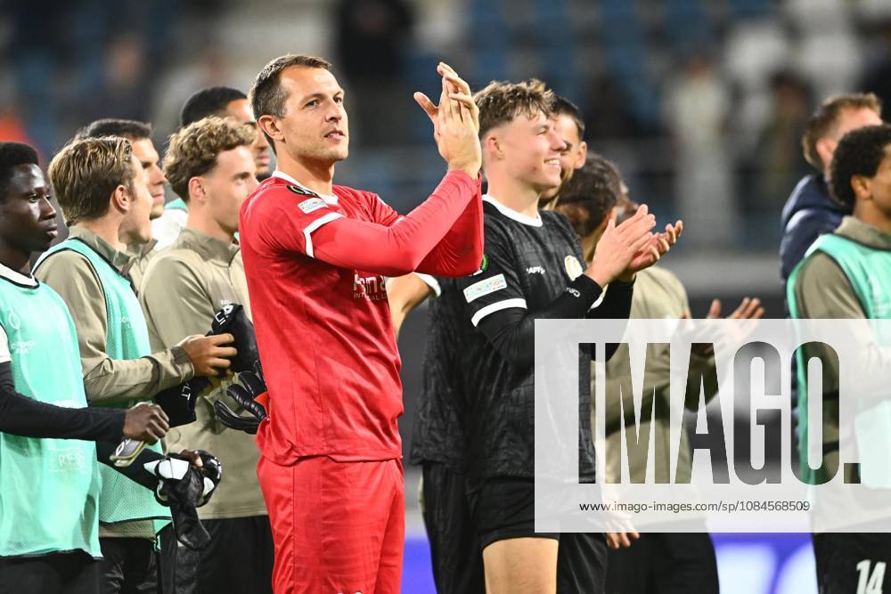 KAA Gent v AGF Aarhus - UEFA Conference League GENT, BELGIUM - OCTOBER 15 : Roef Davy goalkeeper of KAA Gent greets the supporters after the victory during the UEFA Conference League 2026 27 League Phase matchday 1 match between KAA Gent and AGF Aarhus on October 15, 2026 in Gent, Belgium, 15 10 2026 Gent Belgium