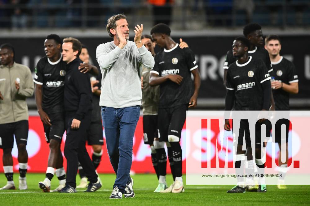 KAA Gent v AGF Aarhus - UEFA Conference League GENT, BELGIUM - OCTOBER 15 : De Mil Rik head coach of KAA Gent players of Gent are greeting the supporters after the victory during the UEFA Conference League 2026 27 League Phase matchday 1 match between KAA Gent and AGF Aarhus on October 15, 2026 in Gent, Belgium, 15 10 2026 Gent Belgium
