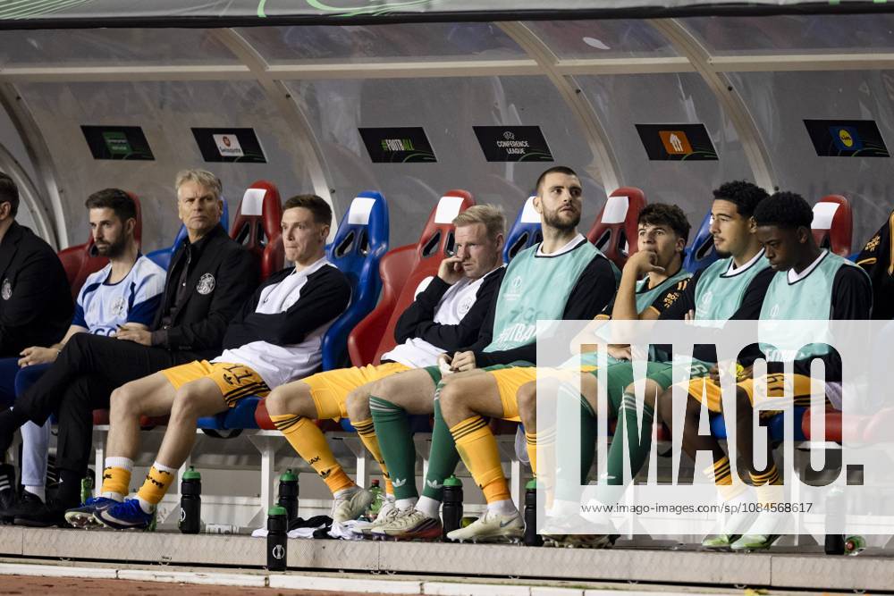 SPLIT - (lr) Viktor Tsyhankov of Ajax, Davy Klaassen of Ajax, Ajax goalkeeper Maarten Paes, Jofre Torrents of Ajax, Aymean El Hani of Ajax and Mohamed Abdalla of Ajax on the bench during the Conference League match between Hadjuk Split and Ajax at Stadion Poljud on 15 October 2026 in Split, Croatia. SONNY LENSEN ANP ANPxSportx IVx 572549100 originalFilename: 572549100