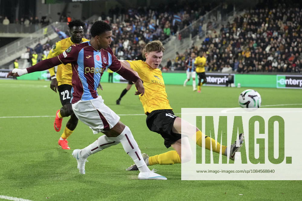 LKS 20261015 Noah Saviolo (L) of Trabzonspor and Niilo Kujasalo of KuPS vie during the football UEFA Conference League League Phase match between KuPS Kuopio and Trabzonspor in Tampere, Finland, on October 15, 2026. - MIKA KYLMÄNIEMI Tampere Finland Iu04QgIXeUM