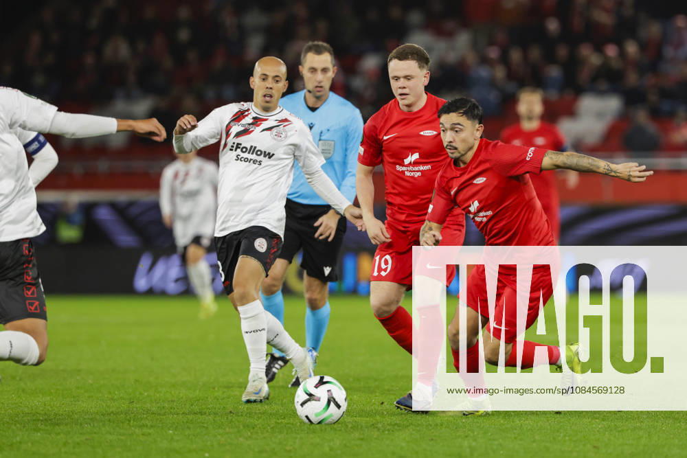 Soccer, Conference League 2026 Brann vs. Lincoln Red Imps, Bergen, October 15, 2026: Brann’s Niklas Castro and Eggert Aron Gudmundsson and Lincoln Red Imps’ Christian Rutjens during the Conference League soccer match between SK Brann and Lincoln Red Imps at Brann Stadium. Photo by Paul S. Amundsen NTB Bergen, Norway RESTRICTED USE FOR BETTING COMPANIES