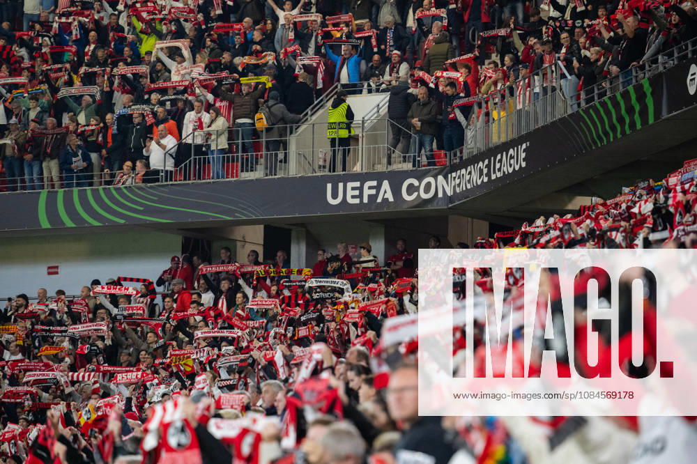 Fussball UEFA Conference League, SC Freiburg - FK Jablonec v.l. Fans des Heimvereins SC Freiburg Freiburg