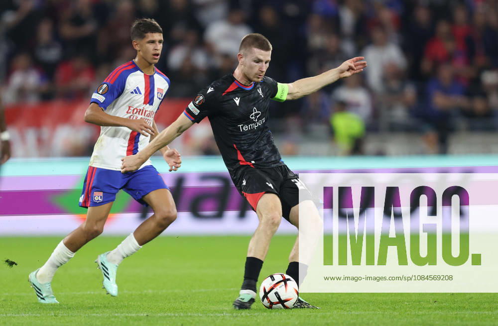 DECINES-CHARPIEU, FRANCE, OCTOBER 15: Adam Wharton of Crystal Palace FC passes the ball during the UEFA Europa League 2026 27 League Phase MD2 match between Olympique Lyonnais and Crystal Palace FC at OL Stadium on October 15, 2026 in Decines-Charpieu, France (Photo by Daniel Weir Sports Press Photo SPP)