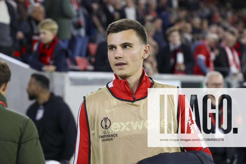 Yannik Engelhardt (SC Freiburg, 16) vor Spielbeginn , Deutschland, Fussball, UEFA Conference League, 1. Spieltag, 2026 2027, SC Freiburg vs. FK Jablonec, 15.10.2026, Freiburg im Breisgau Stadion am Wolfswinkel Deutschland
