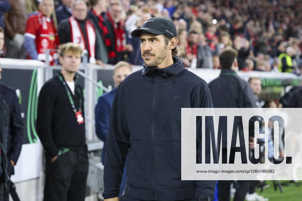 Julian Schuster (SC Freiburg, Trainer) vor Spielbeginn , Deutschland, Fussball, UEFA Conference League, 1. Spieltag, 2026 2027, SC Freiburg vs. FK Jablonec, 15.10.2026, Freiburg im Breisgau Stadion am Wolfswinkel Deutschland