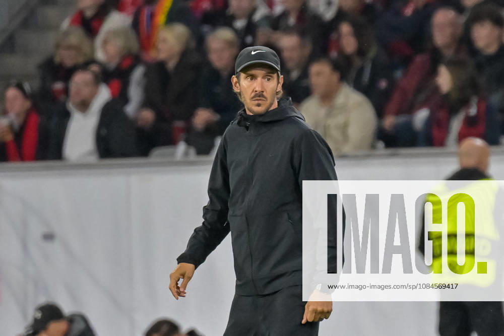 Julian Schuster (SC Freiburg, Trainer) mit neutraler Emotion. GER, SC Freiburg vs JK Jablonec, Fussball, Uefa Conference League, 1. Spieltag, Saison 2026 2027, 15.10.2026 GER, SC Freiburg vs JK Jablonec, Fussball, Uefa Conference League, 1. Spieltag, Saison 2026 2027, 15.10.2026 Freiburg