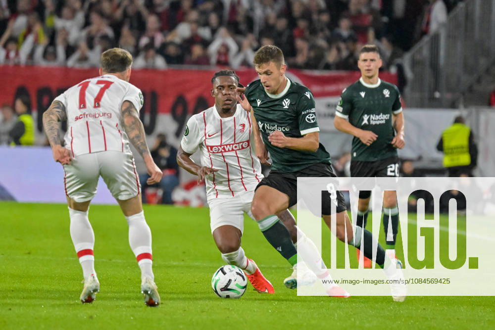 Antonin Rusek (FK Jablonec, 09) mit Ball bei Cyriaque Irie (SC Freiburg, 22), Lukas Kuebler (SC Freiburg, 17) GER, SC Freiburg vs JK Jablonec, Fussball, Uefa Conference League, 1. Spieltag, Saison 2026 2027, 15.10.2026 GER, SC Freiburg vs JK Jablonec, Fussball, Uefa Conference League, 1. Spieltag, Saison 2026 2027, 15.10.2026 Freiburg