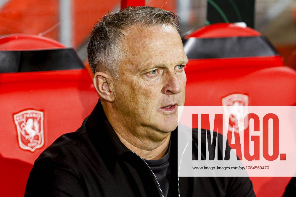 ENSCHEDE - FC Twente head coach John van den Brom ahead of the UEFA Conference League match between FC Twente and FC Thun at De Grolsch Veste on October 15, 2026 in Enschede, the Netherlands. WART BRINKERHOF ANP UEFA Conference League 2026 27 ANPxSportx xMarcelxterxBalsxIVx 572551184 originalFilename: 572551184
