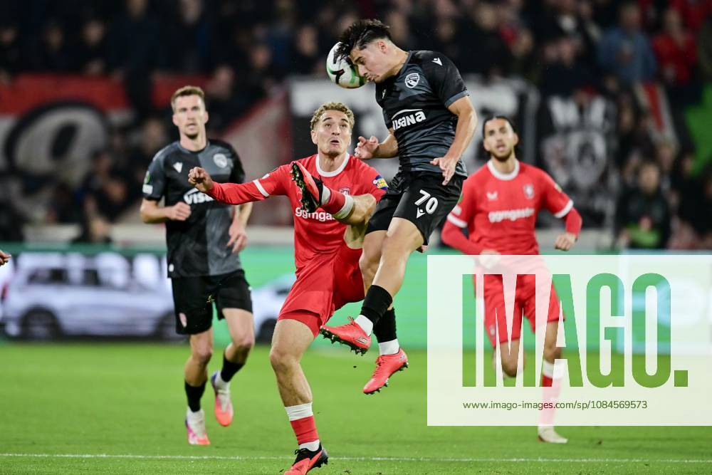 ENSCHEDE , 15Ã10-2026 , Stadium Grolsch Veste , season 2026 2027 , UEFA Conference League football , match between FC Twente and FC Thun , picture shows FC Twente player Aske Adelgaard vs FC Thun player Nils Reichmuth Twente - Thun x208453805x