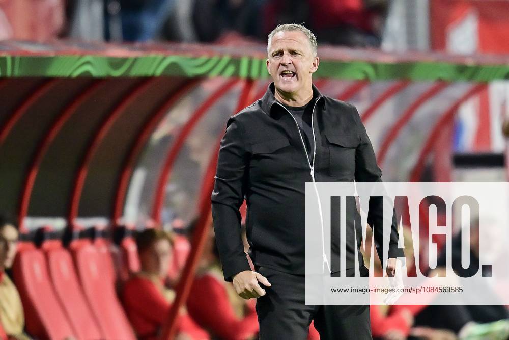 ENSCHEDE , 15Ã10-2026 , Stadium Grolsch Veste , season 2026 2027 , UEFA Conference League football , match between FC Twente and FC Thun , picture shows FC Twente trainer coach John van den Brom Twente - Thun x208453838x