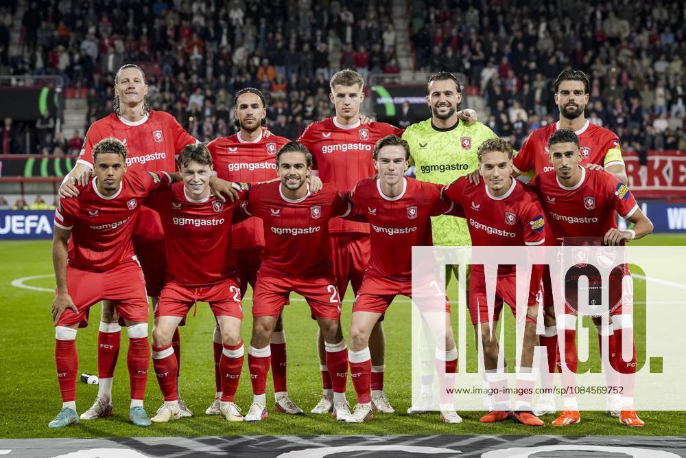 ENSCHEDE - (lr) Daouda Weidmann of FC Twente, Wout Weghorst of FC Twente, Sondre Orjasaeter of FC Twente, Ramiz Zerrouki of FC Twente, Bart van Rooij of FC Twente, Ruud Nijstad of FC Twente, Daan Rots of FC Twente, FC Twente goalkeeper Joël Drommel, Aske Adelgaard of FC Twente, Younes Taha of FC Twente and Robin Pröpper of FC Twente ahead of the Conference League match between FC Twente and FC Thun at De Grolsch Veste stadium on 15 October 2026 in Enschede, the Netherlands. TOBIAS KLEUVER ANP ANPxSportx IVx 572551409 originalFilename: 572551409
