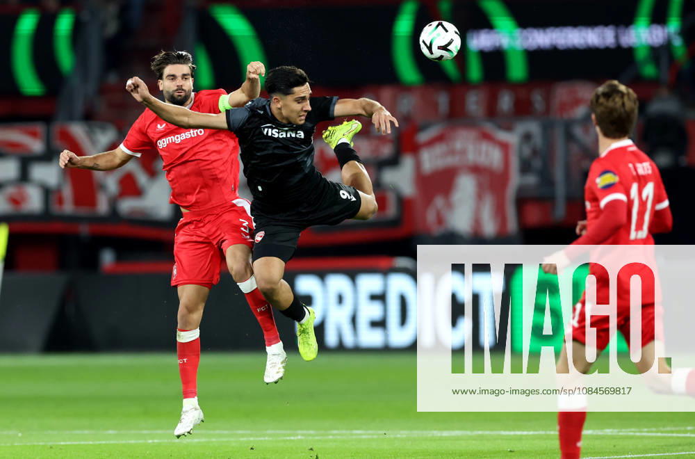 ENSCHEDE - FC Twente defender Robin Proepper with FC Thun forward Furkan Dursun during the UEFA Conference League match between FC Twente and FC Thun at Grolsch Veste on 15 October 2026 in Enschede, Nederland. PETER LOUS EYE4IMAGES DeFodi Images -