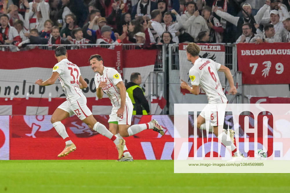 Jubel zum Tor zum 1:0 durch Vincenzo Grifo (SC Freiburg, 32) mit Maximilian Eggestein (SC Freiburg, 08) un dPatrick Osterhage (SC Freiburg, 06) GER, SC Freiburg vs JK Jablonec, Fussball, Uefa Conference League, 1. Spieltag, Saison 2026 2027, 15.10.2026 GER, SC Freiburg vs JK Jablonec, Fussball, Uefa Conference League, 1. Spieltag, Saison 2026 2027, 15.10.2026 Freiburg