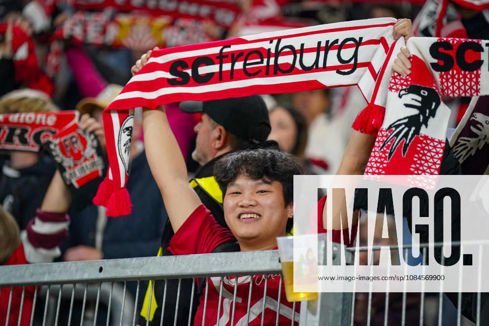 Deutschland: Fussball UEFA Conference League 2026 - 2027, 1. Spieltag - SC Freiburg vs FK Jablonec - Europa-Park-Stadion (Freiburg): Lächelnder Fan des SC Freiburg hält einen rot-weissen Fanschal mit der Aufschrift scfreiburg über den Kopf. Porträt eines begeisterten Anhängers auf der Tribüne des Europa-Park-Stadions beim UEFA Conference League-Spiel gegen FK Jablonec. SC Freiburg, FK Jablonec, Fussball, Europapokal, Fussballfan, Fans, Zuschauer, Fankultur, Fanschal, Vereinsfarben, Vereinswappen, Fanartikel, Merchandising, Emotionen, Begeisterung, Heimfans, Stadion, Tribüne, Supporter, Fanblock.