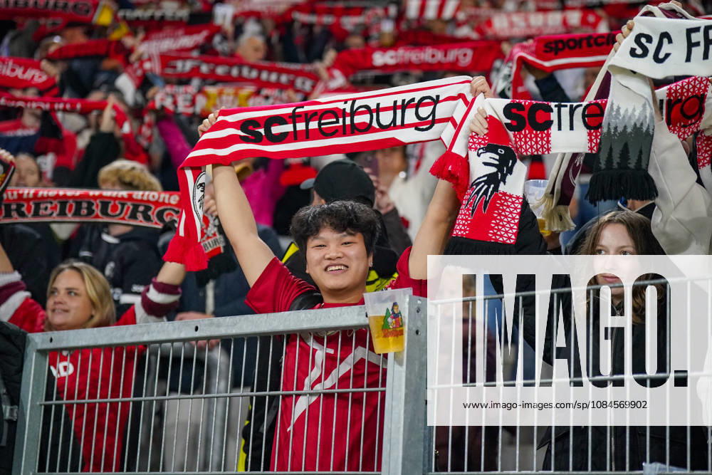 Deutschland: Fussball UEFA Conference League 2026 - 2027, 1. Spieltag - SC Freiburg vs FK Jablonec - Europa-Park-Stadion (Freiburg): Lächelnder Fan des SC Freiburg hält einen rot-weissen Fanschal mit der Aufschrift scfreiburg über den Kopf. Porträt eines begeisterten Anhängers auf der Tribüne des Europa-Park-Stadions beim UEFA Conference League-Spiel gegen FK Jablonec. SC Freiburg, FK Jablonec, Fussball, Europapokal, Fussballfan, Fans, Zuschauer, Fankultur, Fanschal, Vereinsfarben, Vereinswappen, Fanartikel, Merchandising, Emotionen, Begeisterung, Heimfans, Stadion, Tribüne, Supporter, Fanblock.