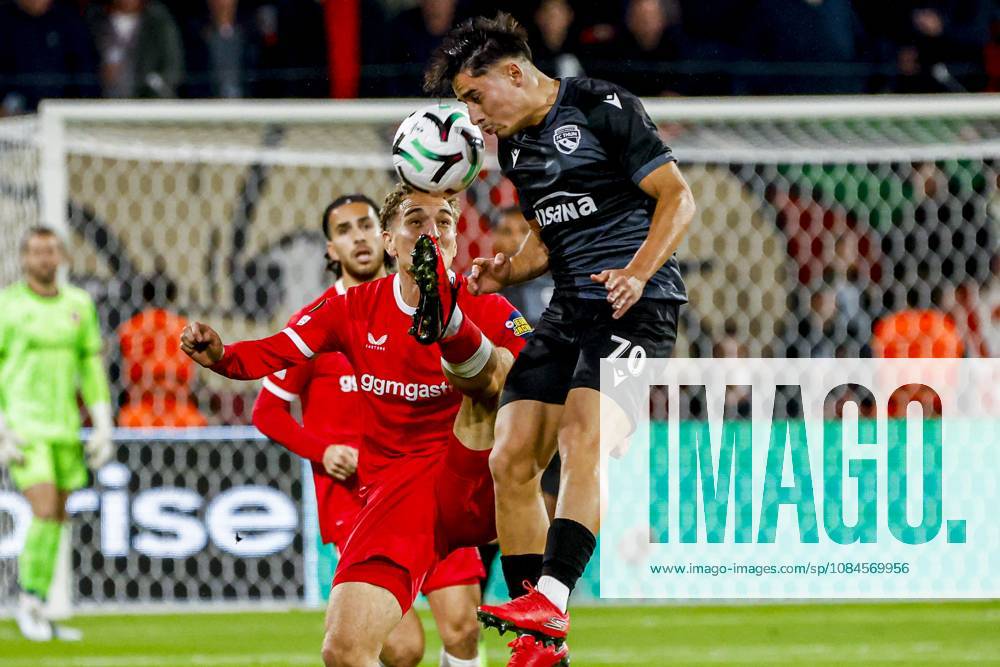 ENSCHEDE - Nils Reichmuth of FC Thun battles for possession with Aske Adelgaard of FC Twente during the UEFA Conference League match between FC Twente and FC Thun at De Grolsch Veste on October 15, 2026 in Enschede, the Netherlands. WART BRINKERHOF ANP UEFA Conference League 2026 27 ANPxSportx xMarcelxterxBalsxIVx 572552204 originalFilename: 572552204