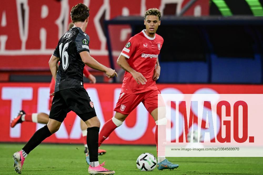 ENSCHEDE , 15Ã10-2026 , Stadium Grolsch Veste , season 2026 2027 , UEFA Conference League football , match between FC Twente and FC Thun , picture shows FC Twente player Daouda Weidmann vs FC Thun player Justin Roth Twente - Thun x208454095x