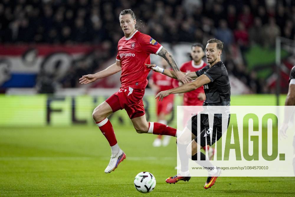 ENSCHEDE - (lr) Wout Weghorst of FC Twente and Nicolas Bürgy of FC Thun during the Conference League match between FC Twente and FC Thun at De Grolsch Veste stadium on 15 October 2026 in Enschede, the Netherlands. TOBIAS KLEUVER ANP ANPxSportx IVx 572551765 originalFilename: 572551765
