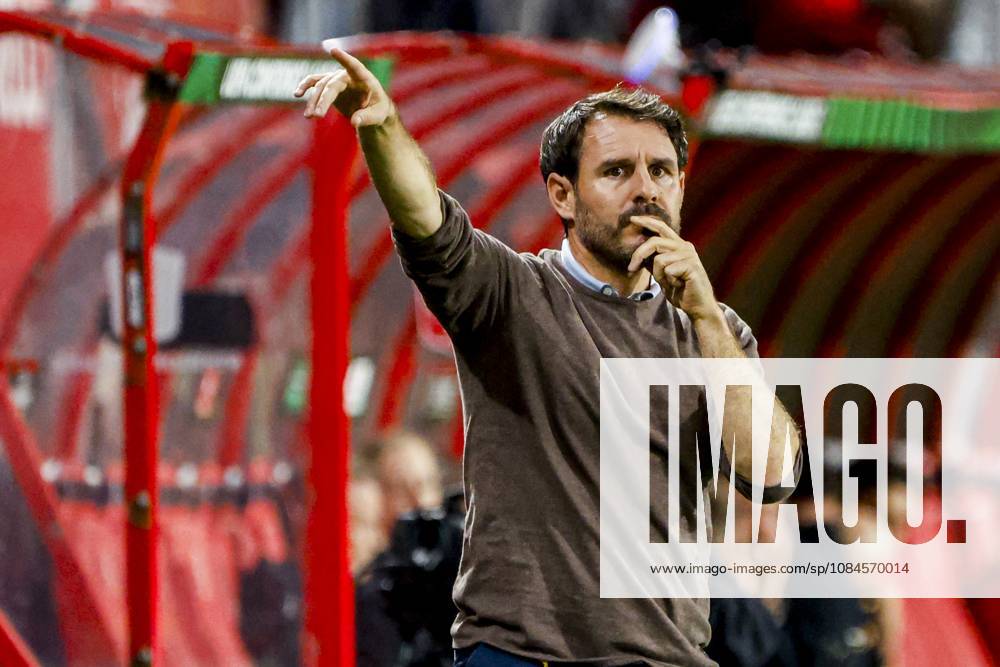 ENSCHEDE - FC Thun head coach Gian-Luca Privitelli gestures during the UEFA Conference League match between FC Twente and FC Thun at De Grolsch Veste on October 15, 2026 in Enschede, the Netherlands. WART BRINKERHOF ANP UEFA Conference League 2026 27 ANPxSportx xMarcelxterxBalsxIVx 572552287 originalFilename: 572552287