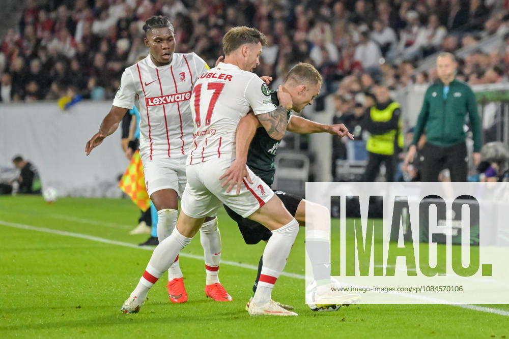 Lukas Kuebler (SC Freiburg, 17) im Duell mit Matej Polidar (FK Jablonec, 21) am Ball. Im hintergrund Cyriaque Irie (SC Freiburg, 22) GER, SC Freiburg vs JK Jablonec, Fussball, Uefa Conference League, 1. Spieltag, Saison 2026 2027, 15.10.2026 GER, SC Freiburg vs JK Jablonec, Fussball, Uefa Conference League, 1. Spieltag, Saison 2026 2027, 15.10.2026 Freiburg