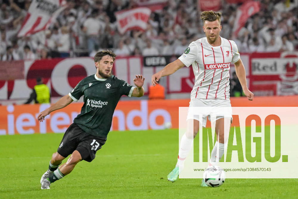 Richard Sedlacek (FK Jablonec, 13), Lucas Hoeler (SC Freiburg, 09) mit Ball. GER, SC Freiburg vs JK Jablonec, Fussball, Uefa Conference League, 1. Spieltag, Saison 2026 2027, 15.10.2026 GER, SC Freiburg vs JK Jablonec, Fussball, Uefa Conference League, 1. Spieltag, Saison 2026 2027, 15.10.2026 Freiburg