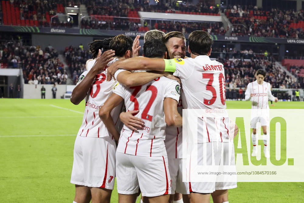 Torjubel SC Freiburg beim 1:0 durch Vincenzo Grifo (SC Freiburg, 32), Freude, Begeisterung, positive Emotionen, Torerfolg , Deutschland, Fussball, UEFA Conference League, 1. Spieltag, 2026 2027, SC Freiburg vs. FK Jablonec, 15.10.2026, Freiburg im Breisgau Stadion am Wolfswinkel Deutschland