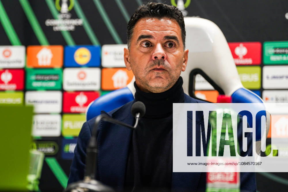 Fussball: Kroatien: UEFA Conference League 2026 2027 - 1. Runde, 15.10.2026 - HNK Hajduk Split vs. AFC Ajax Amsterdam - Stadion Poljud (Split, Kroatien); Pressekonferenz mit Michel (Miguel Angel Sanchez Munoz) (Michel) (AFC Ajax)