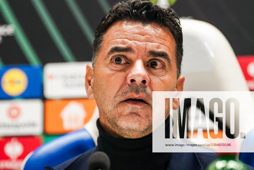 Fussball: Kroatien: UEFA Conference League 2026 2027 - 1. Runde, 15.10.2026 - HNK Hajduk Split vs. AFC Ajax Amsterdam - Stadion Poljud (Split, Kroatien); Pressekonferenz mit Michel (Miguel Angel Sanchez Munoz) (Michel) (AFC Ajax)