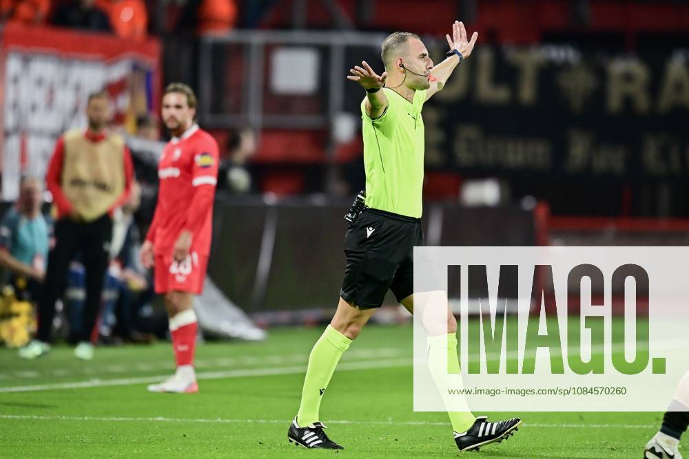 ENSCHEDE , 15Ã10-2026 , Stadium Grolsch Veste , season 2026 2027 , UEFA Conference League football , match between FC Twente and FC Thun , picture shows var Fabio Oliveira Melo no goal Referee Genc Nuza Twente - Thun x208454237x