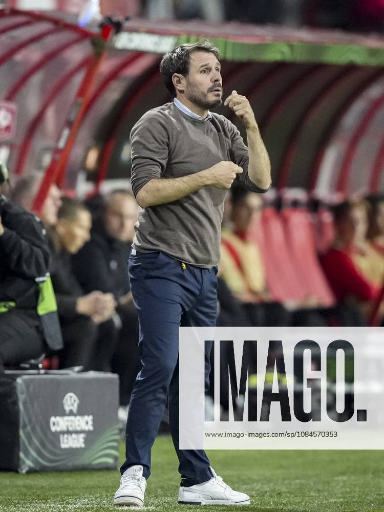 ENSCHEDE - FC Thun coach Gian-Luca Privitelli during the Conference League match between FC Twente and FC Thun at De Grolsch Veste stadium on October 15, 2026 in Enschede, Netherlands. TOBIAS KLEUVER ANP ANPxSportx IVx 572552538 originalFilename: 572552538