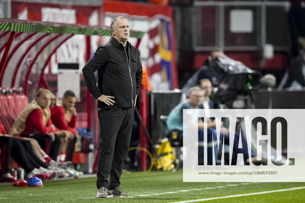 ENSCHEDE - FC Twente coach John van den Brom during the Conference League match between FC Twente and FC Thun at De Grolsch Veste stadium on October 15, 2026 in Enschede, the Netherlands. TOBIAS KLEUVER ANP ANPxSportx IVx 572552582 originalFilename: 572552582